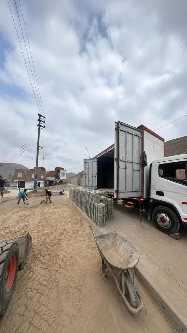 Camión y bloques Grass FORTICEM durante una entrega en obra