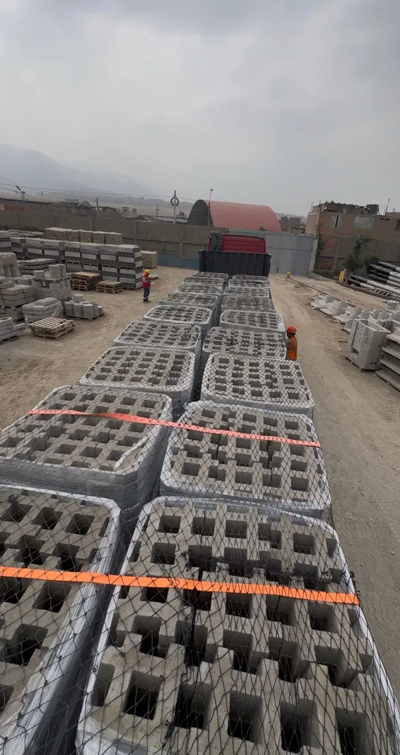 Pallets de Block Grass tipo Michi asegurados en un tráiler para despacho