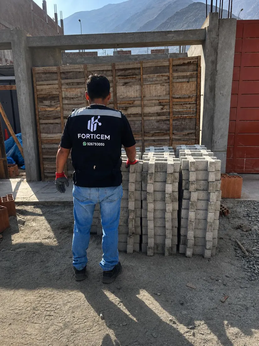 Integrante de FORTICEM junto a Block Grass tipo Michi entregados en una obra