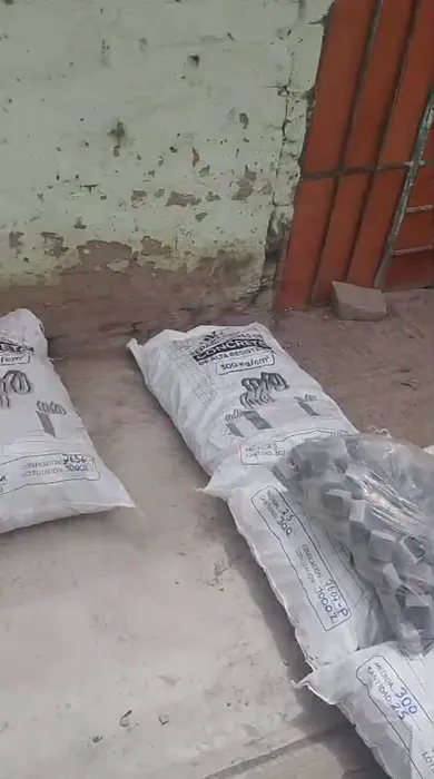 Sacos y separadores de concreto colocados en el lugar de entrega