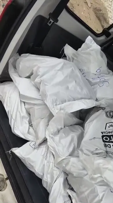 Sacos de separadores FORTICEM en la parte posterior de un vehículo