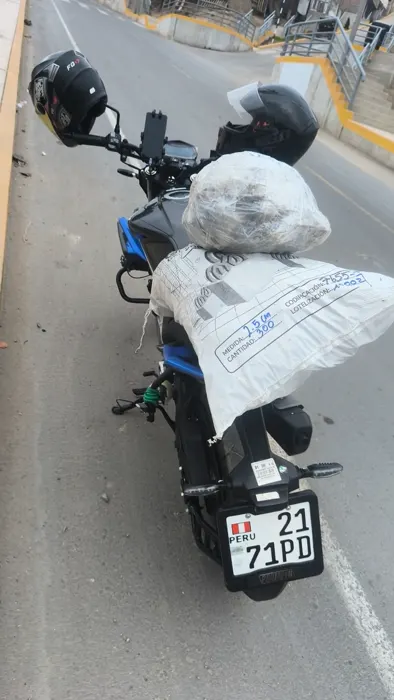 Saco de separadores de concreto asegurado en una motocicleta