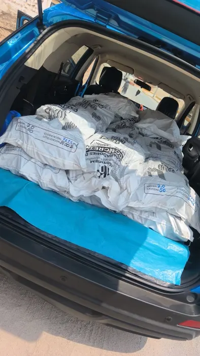 Sacos de separadores FORTICEM cargados en un vehículo azul
