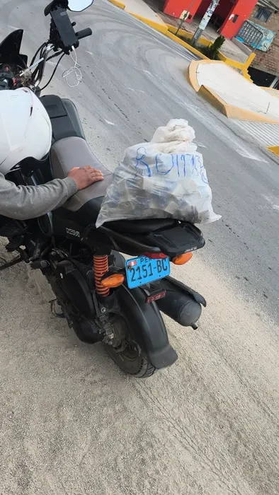 Paquete de separadores colocado en una motocicleta para reparto