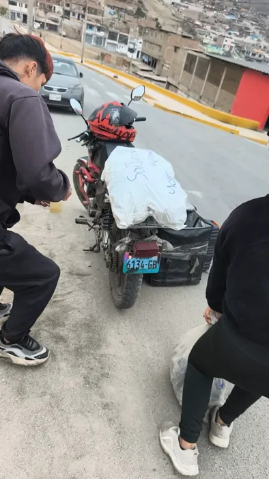 Personal preparando el reparto de separadores en motocicleta