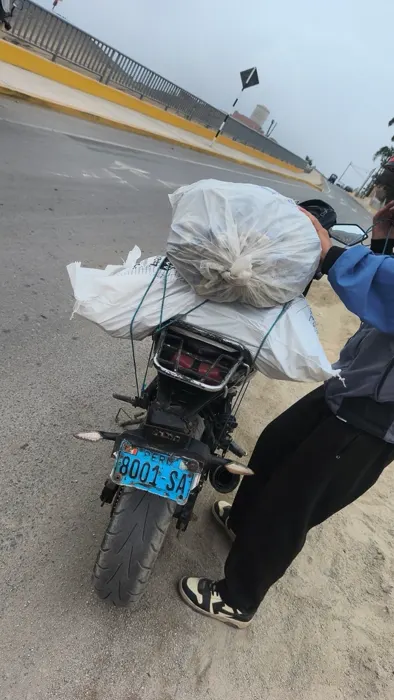 Sacos de separadores asegurados con cuerdas sobre una motocicleta